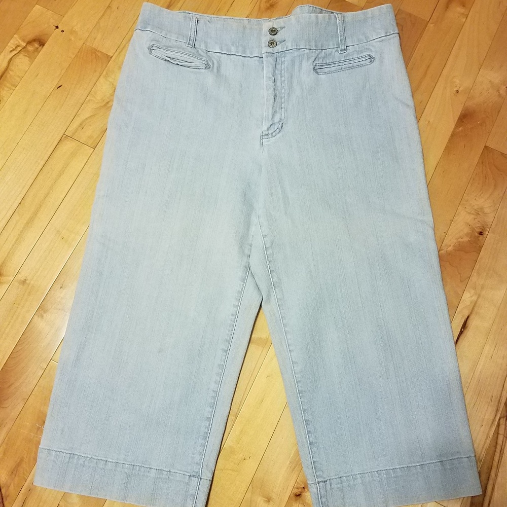 Chico’s Platinum Capri 3 (Size 16) jeans